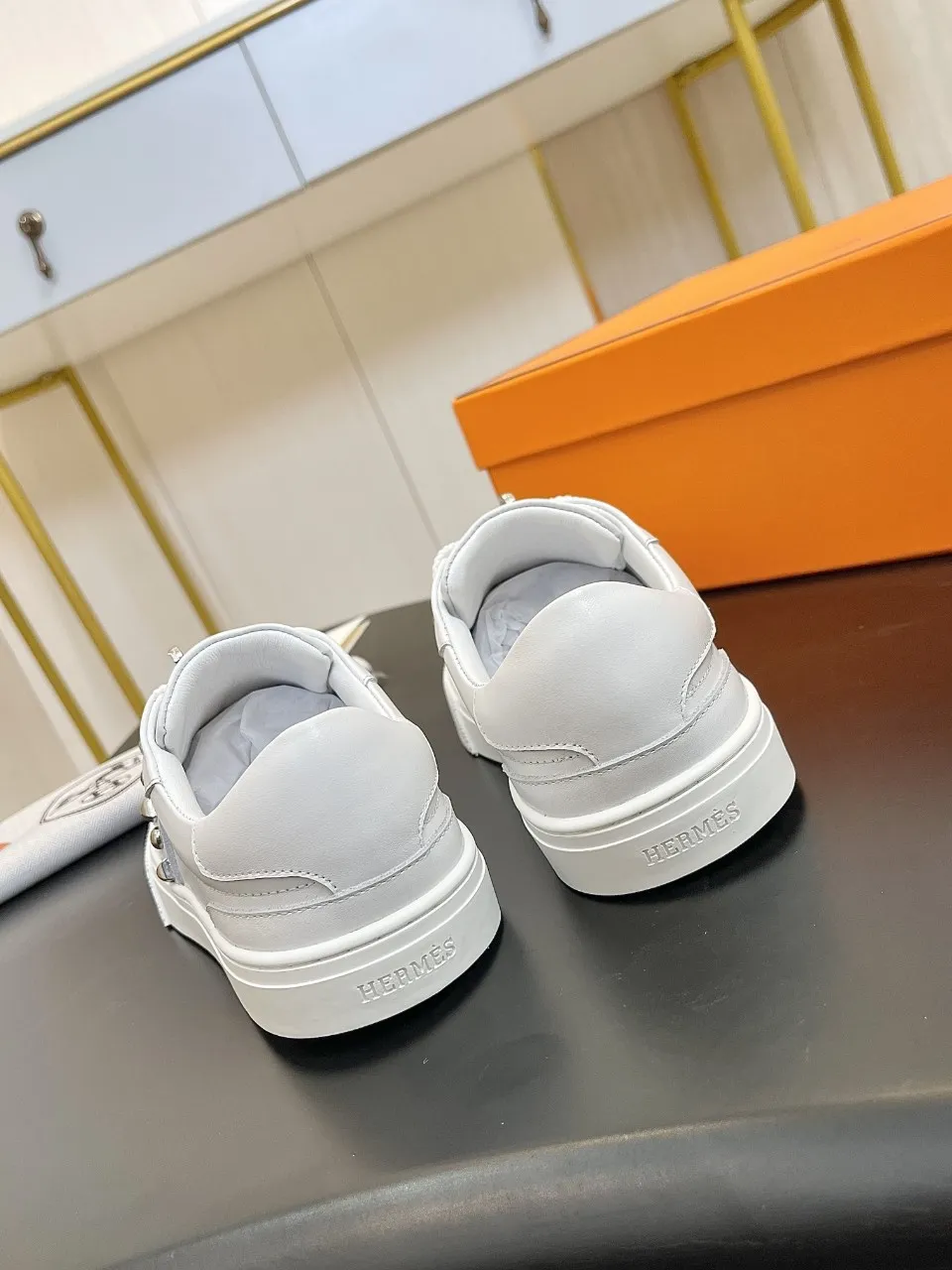 Men's Men's Shoes💰620❤️❤️❤️HERMES 2021 latest Kelly buckle white sneakers are online! The highest version on the market! Purchasing level quality! The H family rarely produces flat casual shoes, and they are styled with classic palladium-plated Kelly shoe buckles! Create a fashionable urban look that perfectly embodies the noble and elegant style of Hermès! Material selection: Fabric imported cowhide, lining + foot pads imported sheepskin, original molded TPU outsole, heavy gold molded kelly buckle full of texture Size: Female: 35-41 (41 is not returnable) Male: 39-45 (45 is not returnable)